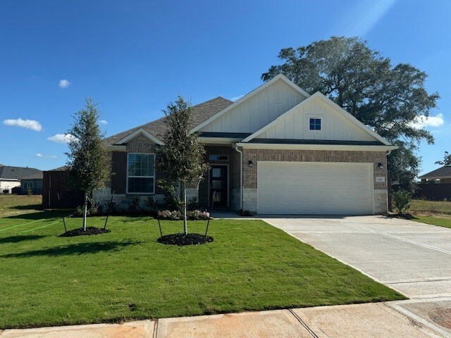 view of front of home featuring a front yard