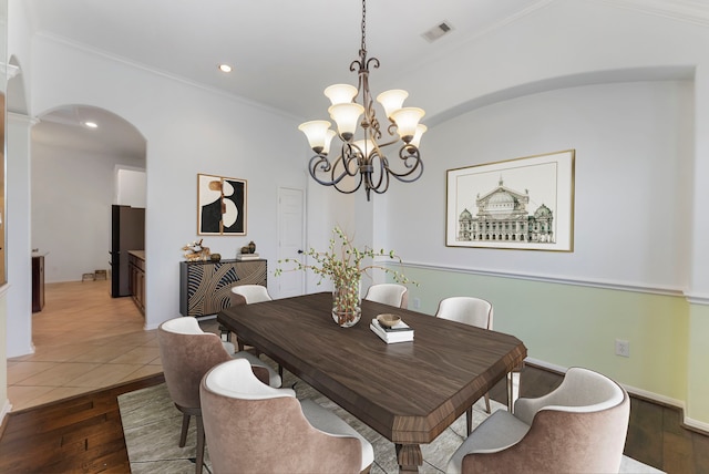 dining room featuring ornamental molding, dark hardwood / wood-style floors, and an inviting chandelier