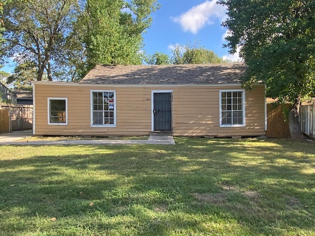 view of front of house featuring a front yard