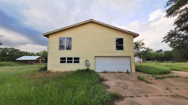 1284 Beaver Lake Dr, Caldwell, TX 77836 - view of home's exterior with driveway and a garage