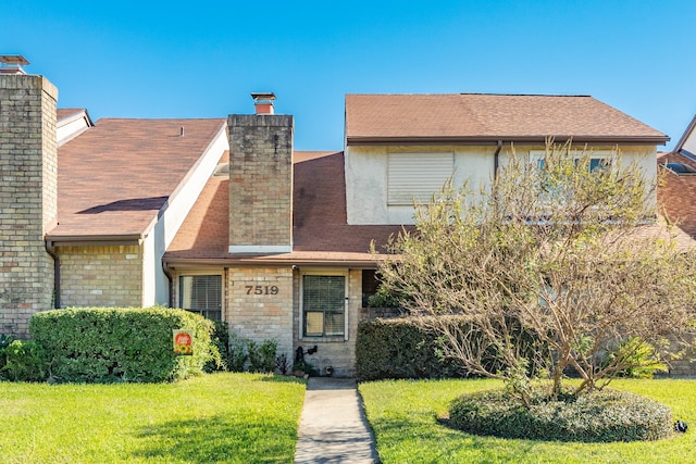 view of front of property featuring a front yard