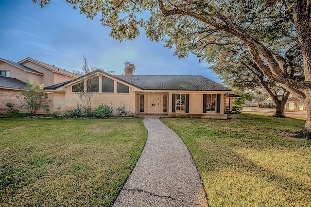 single story home featuring a front lawn