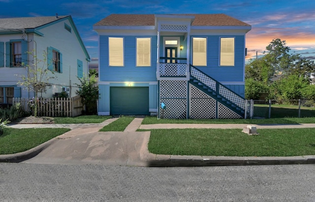 view of front of house featuring a yard and a garage