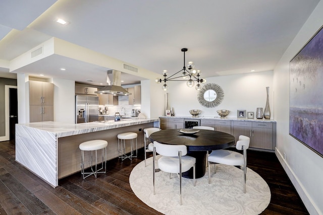 dining space featuring visible vents, an inviting chandelier, dark wood-type flooring, and wine cooler