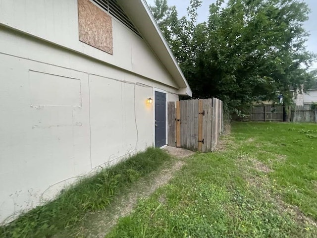 view of side of property featuring a lawn