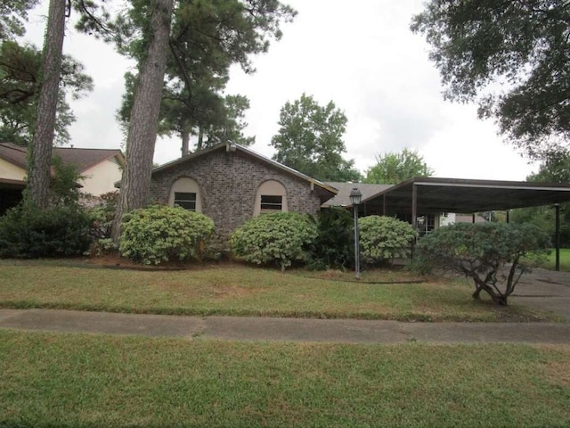 view of front of home featuring a front lawn and a carport