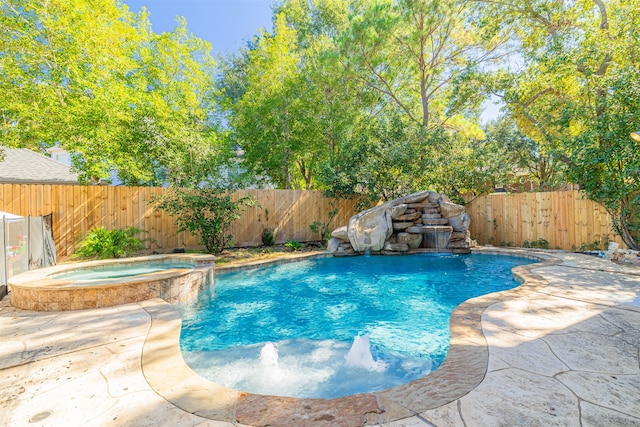 view of pool featuring an in ground hot tub and pool water feature