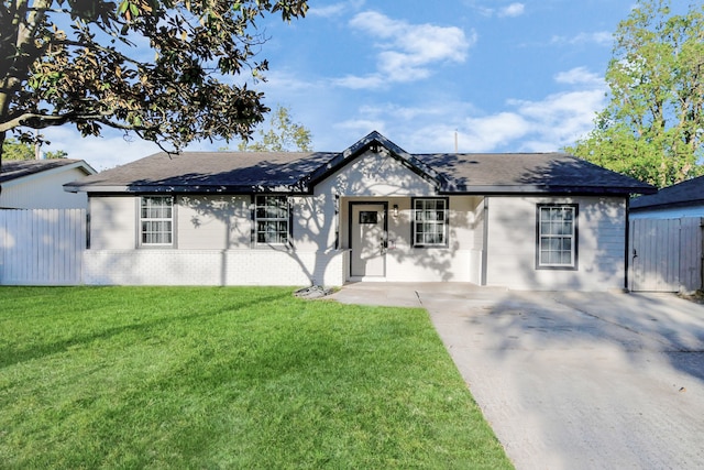 single story home featuring a front yard