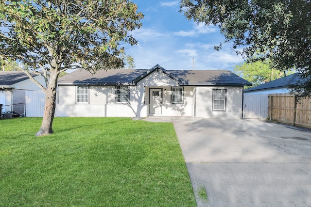 single story home with a front yard