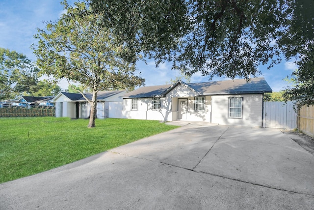 single story home with a front lawn