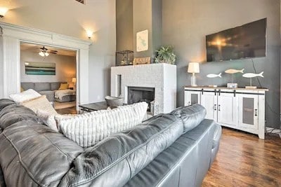 living room featuring hardwood / wood-style floors and ceiling fan