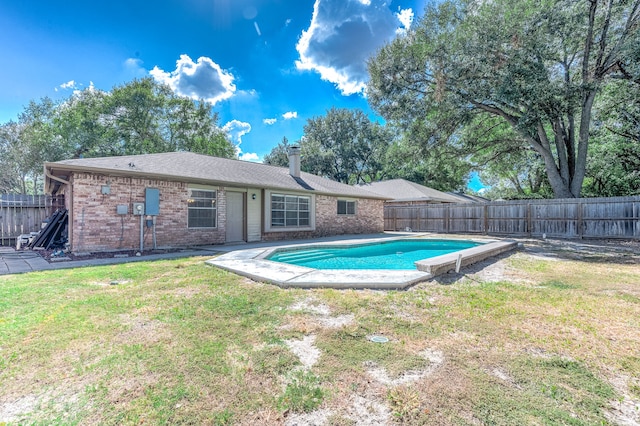 view of swimming pool with a lawn