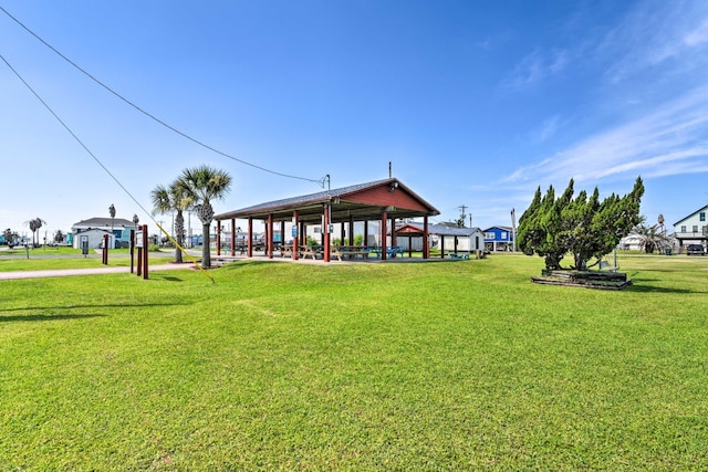 view of property's community featuring a lawn