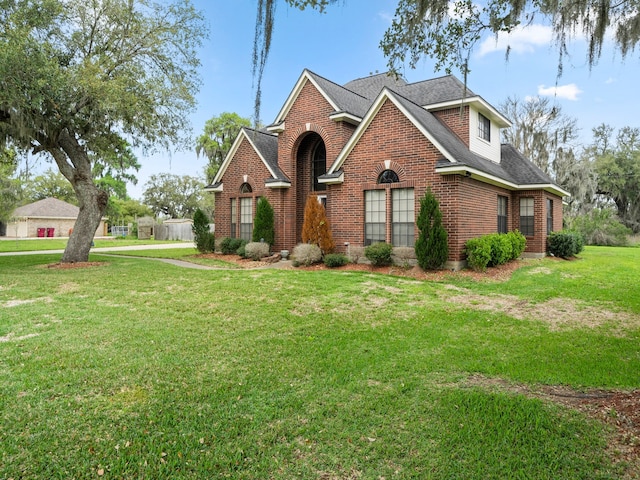 front facade featuring a front yard