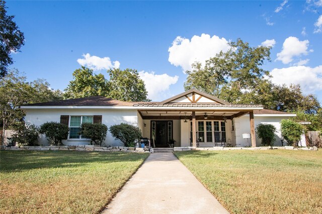 view of front facade featuring ceiling fan and a front lawn