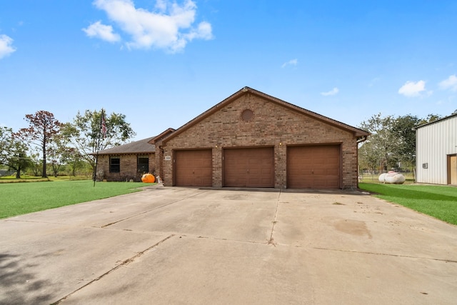 view of front of home featuring a front yard and a garage