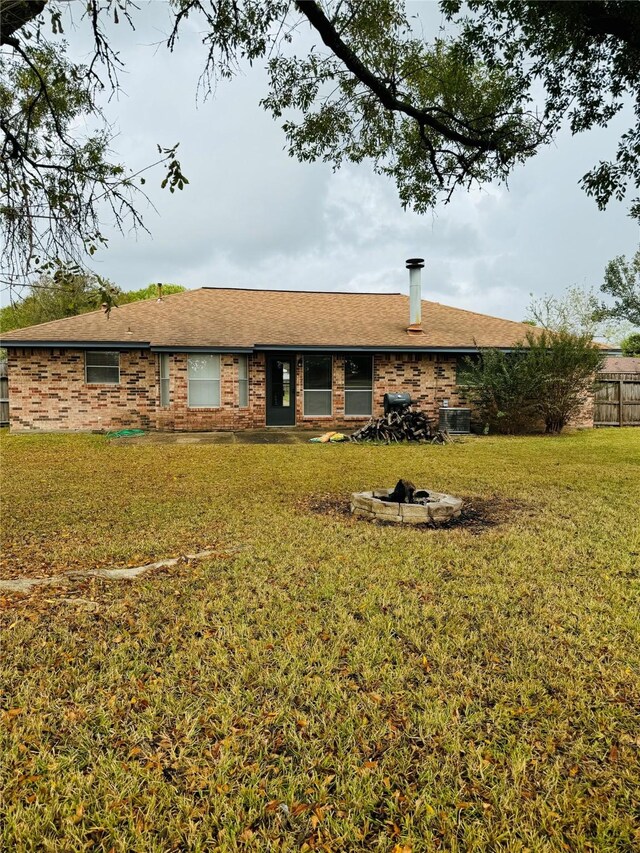 view of front of home with a front lawn