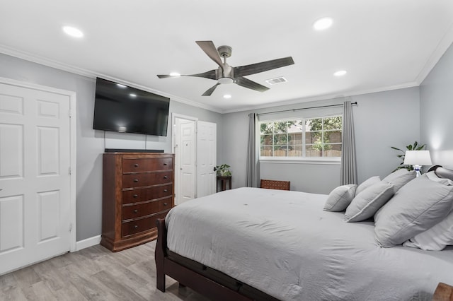 bedroom featuring ceiling fan, crown molding, and light hardwood / wood-style floors