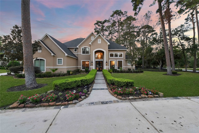 view of front of property featuring a lawn