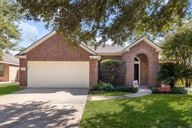 view of front of house featuring a front lawn and a garage