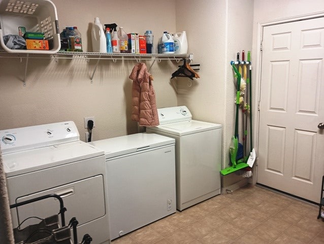 laundry room featuring washer and dryer