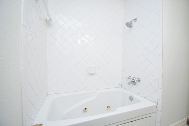 bathroom featuring tiled shower / bath