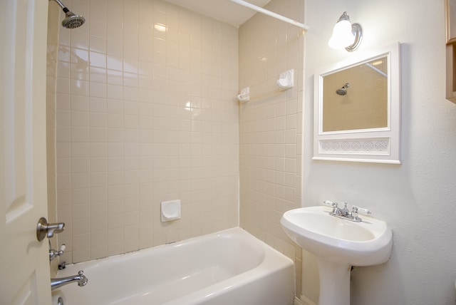 bathroom featuring tiled shower / bath combo