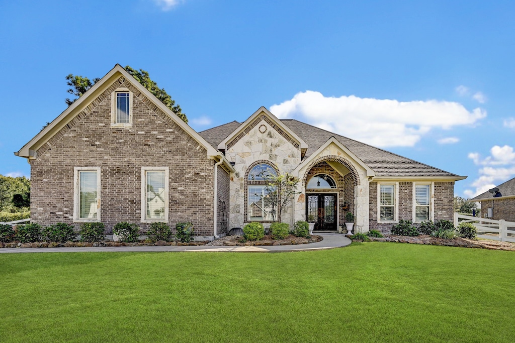 view of front of house featuring a front lawn