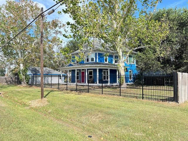 view of front of house featuring a front lawn