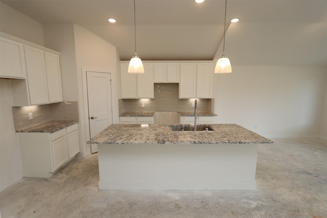 kitchen with sink, a kitchen island with sink, and hanging light fixtures