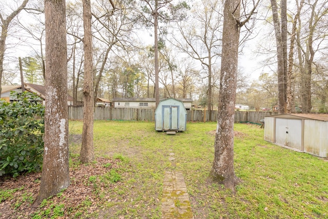 view of yard with a shed