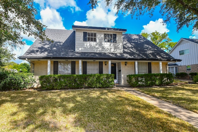 view of front facade featuring a front lawn