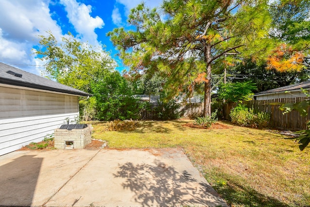 view of yard featuring a patio