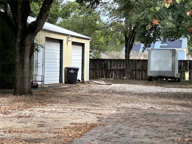 view of yard featuring an outdoor structure and a garage