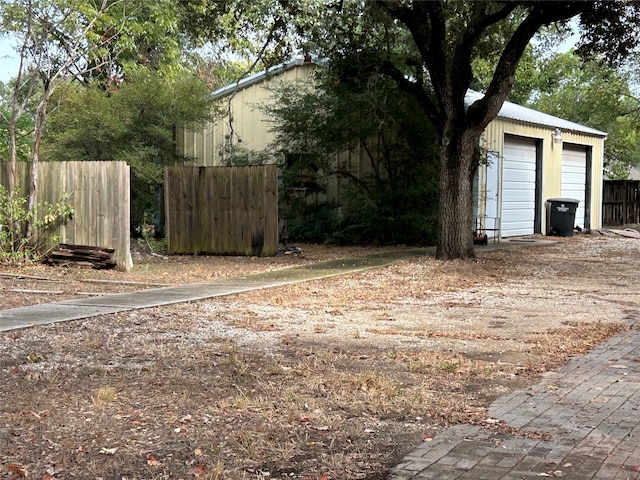 view of yard featuring an outdoor structure and a garage