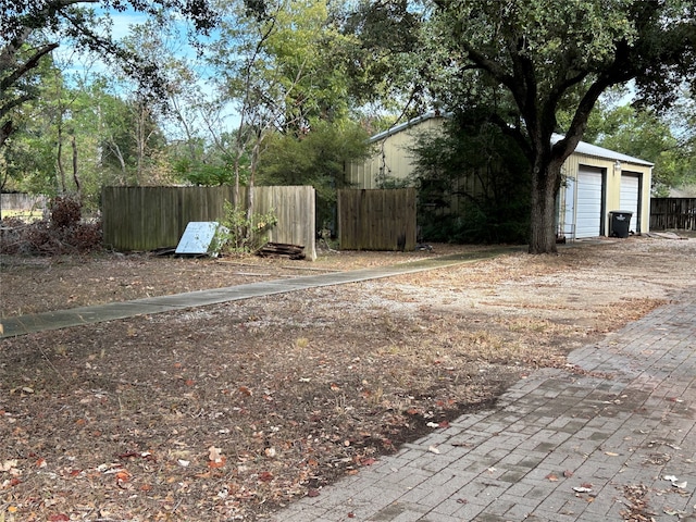 view of yard featuring an outdoor structure and a garage