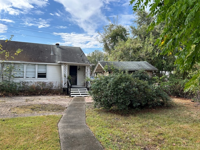 view of front of property with a front yard