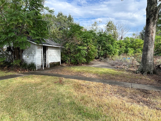 view of yard featuring an outdoor structure