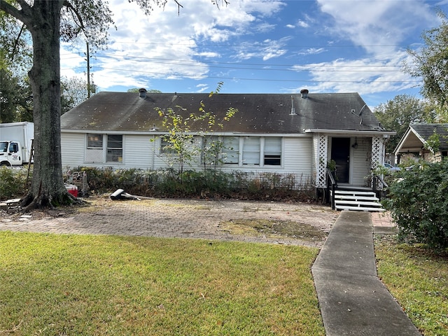 view of front of house featuring a front lawn