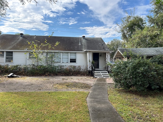 view of front of property with a front lawn