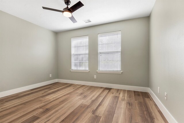 unfurnished room with wood-type flooring and ceiling fan