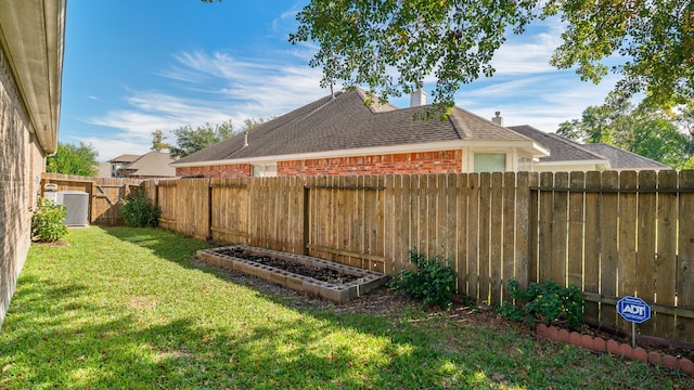 view of yard featuring central AC unit