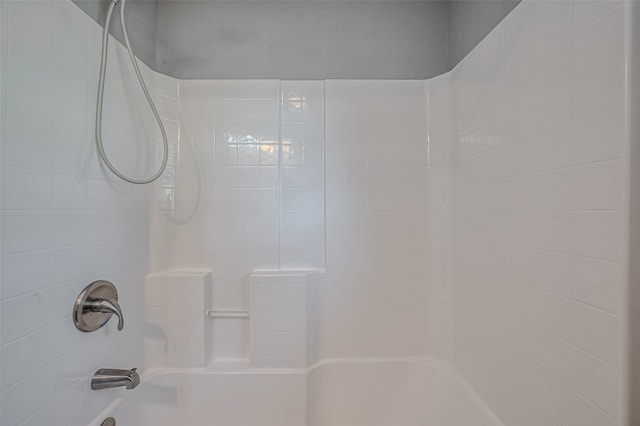 room details with tiled shower / bath