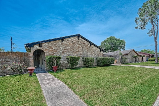 view of front of property featuring a front lawn