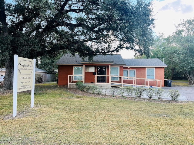 ranch-style house featuring a front lawn