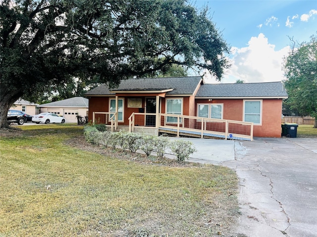 single story home with a front lawn