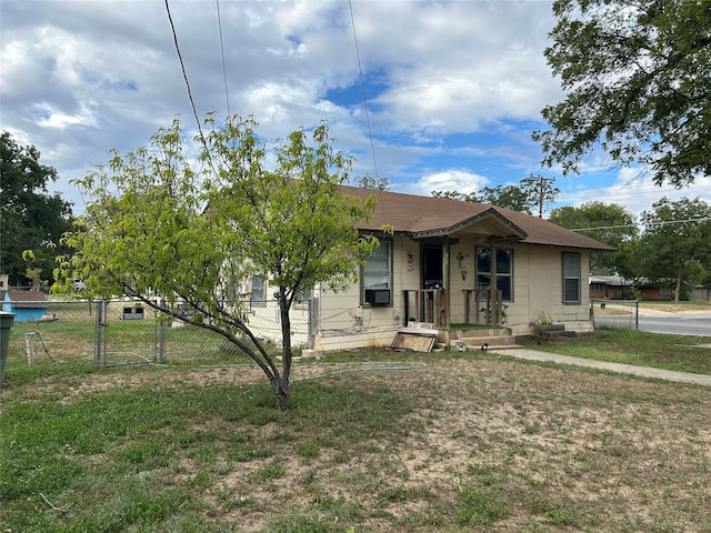 view of front facade featuring a front yard