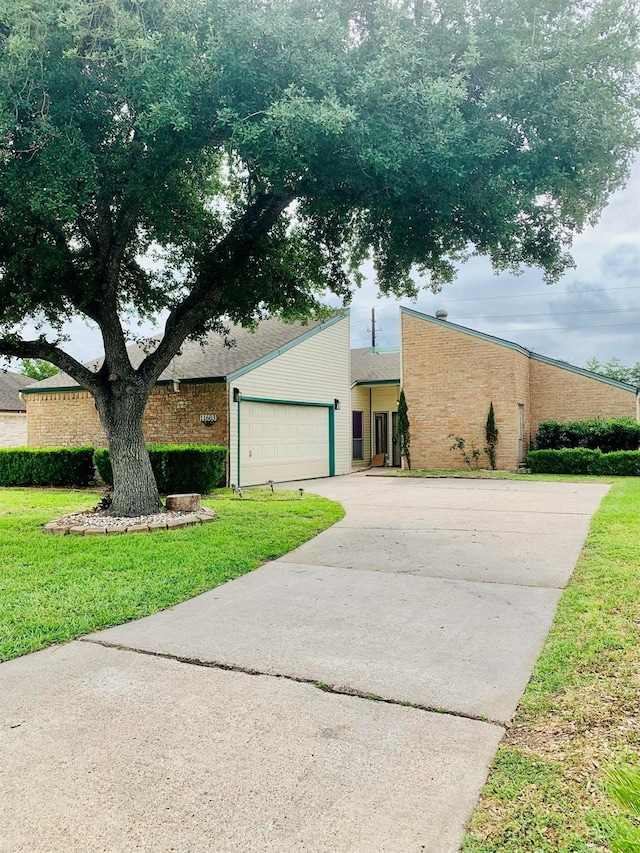 view of front of house featuring a front lawn and a garage