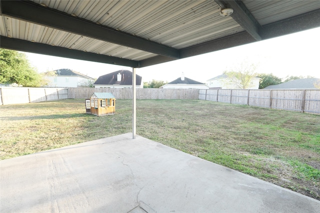 view of yard featuring a patio area