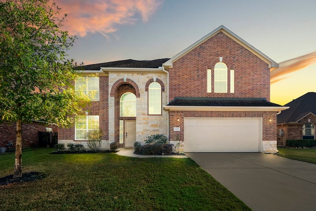 view of front property featuring a lawn and a garage